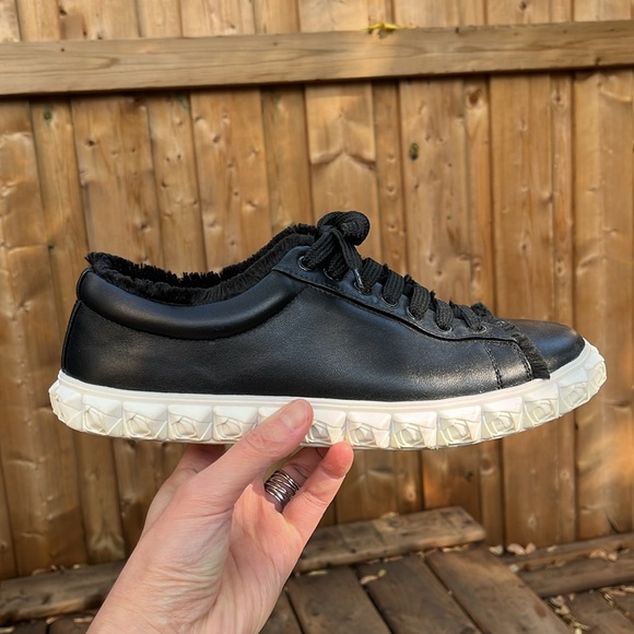 Stuart Weitzman Fringe Cover Story sneakers in black & white - Picture 2 of 12